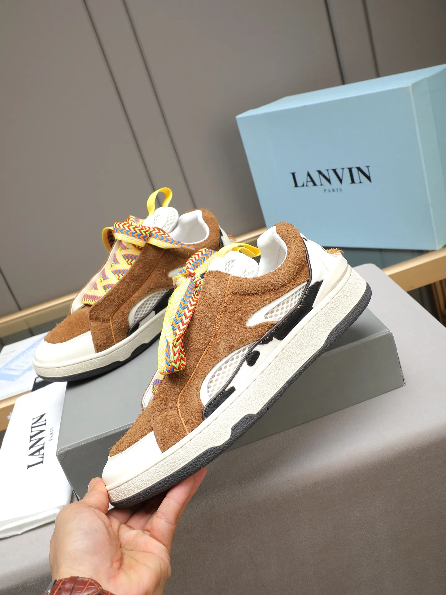 Men's shoes 💰640 [LANVIN] The latest fashionable item! High quality CLAY series‼ ️ The latest trendy products of the season 🌈Many bloggers have planted grass and purchased the original open-mold customization. The upper and outsole are sewn with mark threads without edge sealing. Multiple material splicing combination design. Very versatile for fashionable and casual wear. Comfortable on the feet. Self-recommended. Upper cowhide + cow suede + breathable mesh lining. Foot-padding cowhide. Exclusive original open-mold clear logo rubber outsole ⚠️38-44 (customized for 45)